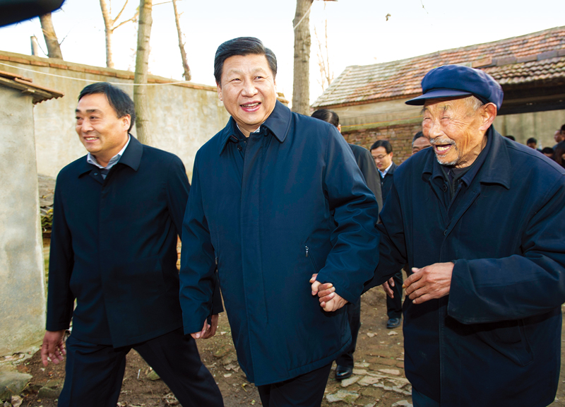 　2013年11月24日至28日，中共中央總書記、國家主席、中央軍委主席習近平在山東考察。 這是25日下午，習近平在地處沂蒙老區(qū)的臨沭縣曹莊鎮(zhèn)朱村親切地拉著83歲的“老支前”王克昌的手去他家看望。 新華社記者 謝環(huán)馳/攝