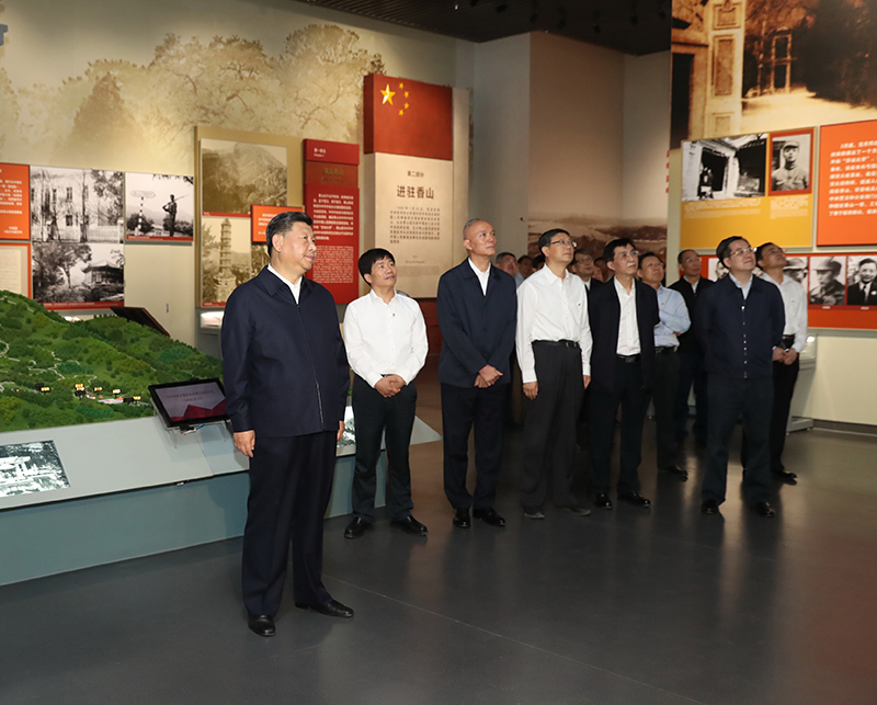9月12日，中共中央總書記、國家主席、中央軍委主席習(xí)近平視察中共中央北京香山革命紀(jì)念地。這是習(xí)近平在香山革命紀(jì)念館參觀《為新中國奠基》主題展覽。