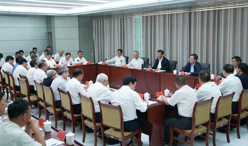 8月19日至22日，中共中央總書記、國家主席、中央軍委主席習(xí)近平在甘肅考察。這是19日下午，習(xí)近平在敦煌研究院同有關(guān)專家、學(xué)者和文化單位代表座談并發(fā)表重要講話。