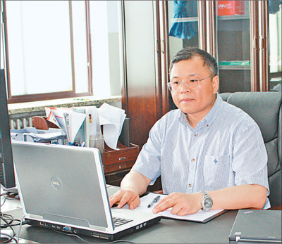 2010年6月1日，黃大年在辦公室內(nèi)工作（資料照片）。